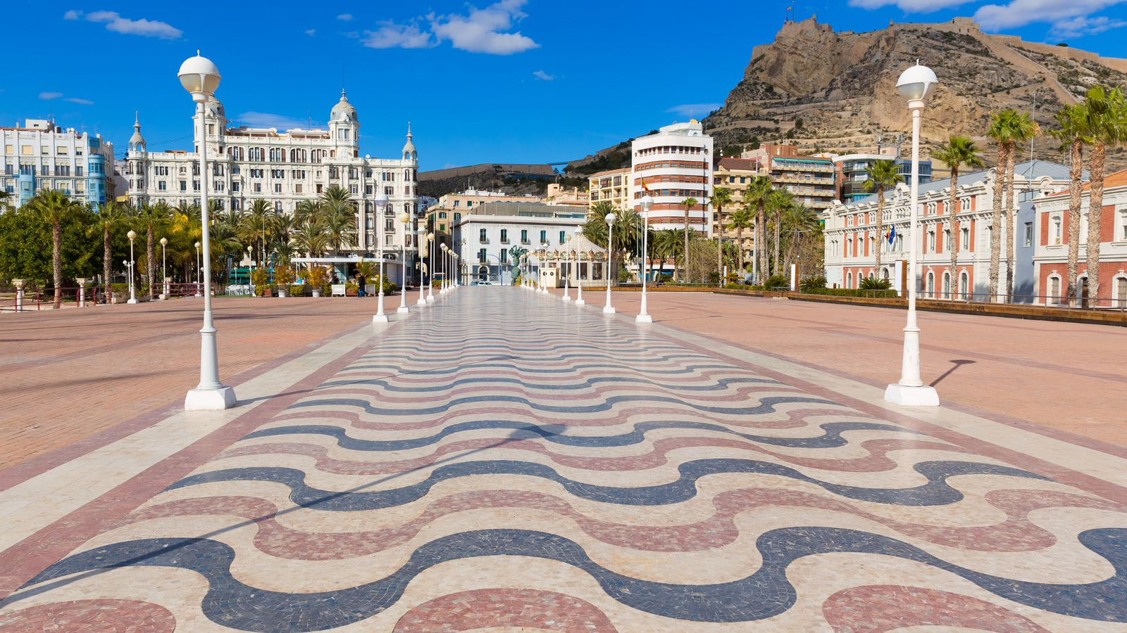 Puerto de Alicante con el castillo de Santa Bárbara al fondo