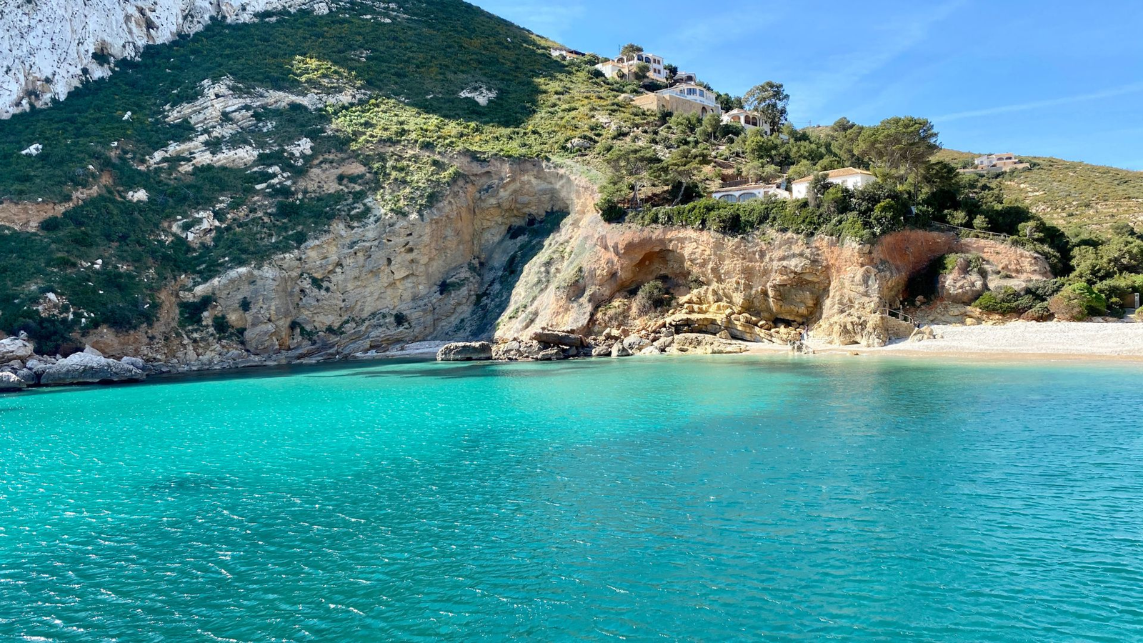 Widok na port i wybrzeże Jávea z górą Montgó w tle