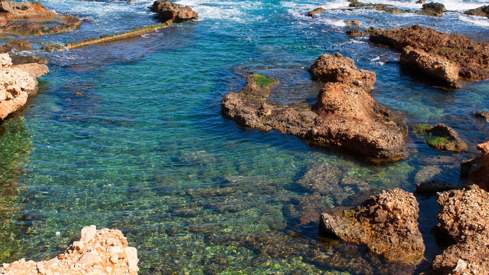 L'Escull Negre: rock formations and crystal-clear waters in Tabarca