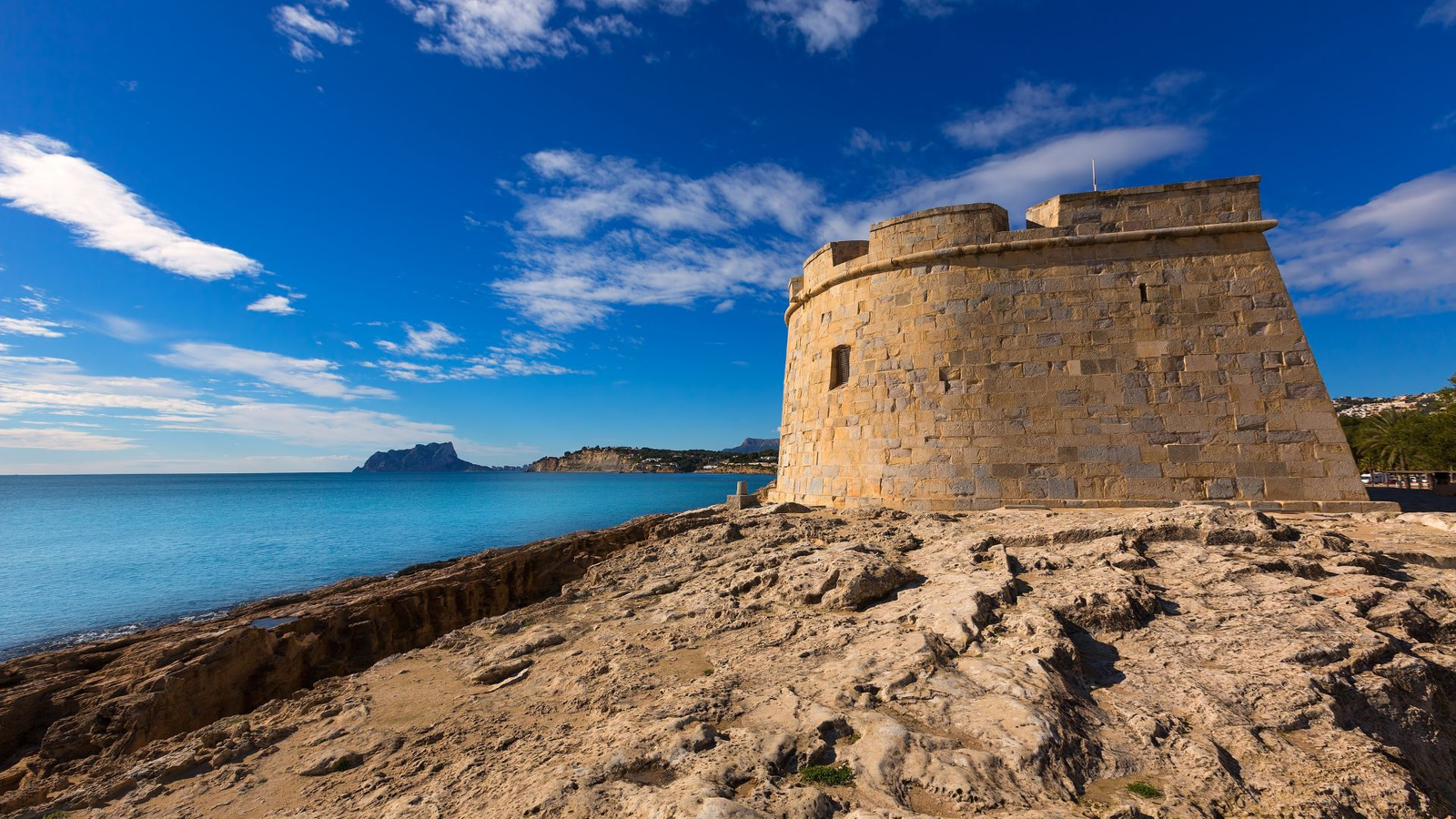 Vue sur le château et le port de Moraira, avec le Rocher d'Ifach en arrière-plan