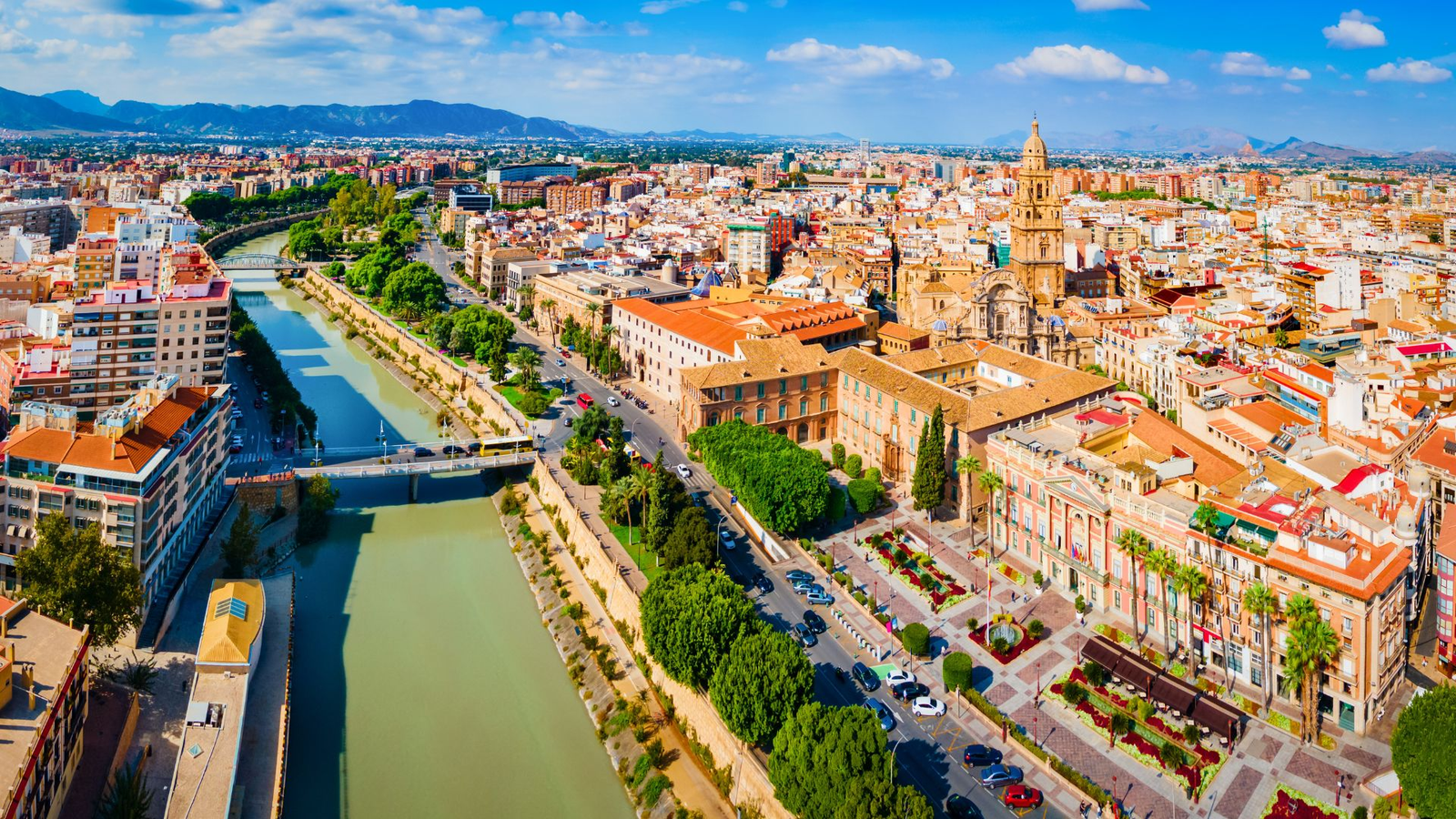 Vue de Murcie avec la cathédrale et le fleuve Segura