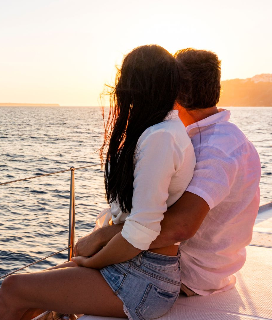 Pareja navegando al atardecer en Tabarca