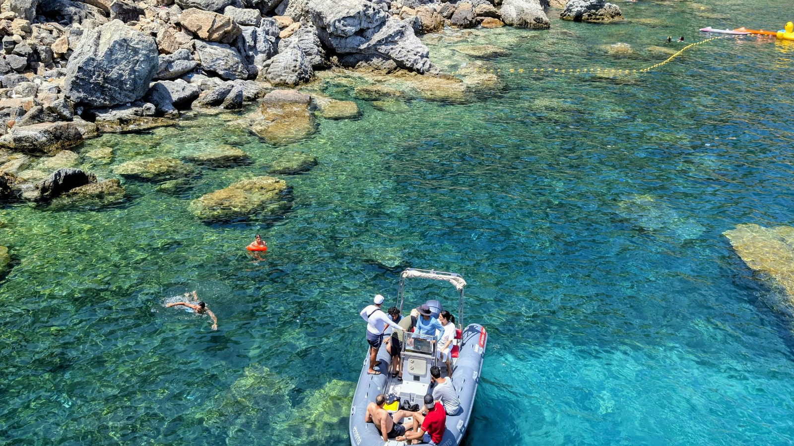Grupo de amigos en motos de agua en Tabarca